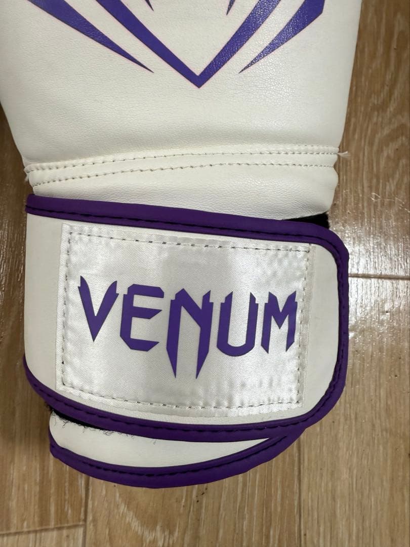 希少　Venum ボクシンググローブ 16 oz ホワイト　パープル　白　紫