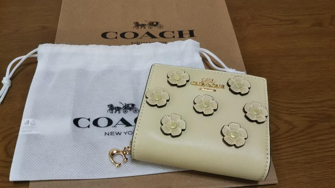 【未使用品】コーチ 財布 フローラルアップリケ 花 二つ折り 金運アップおまけ付