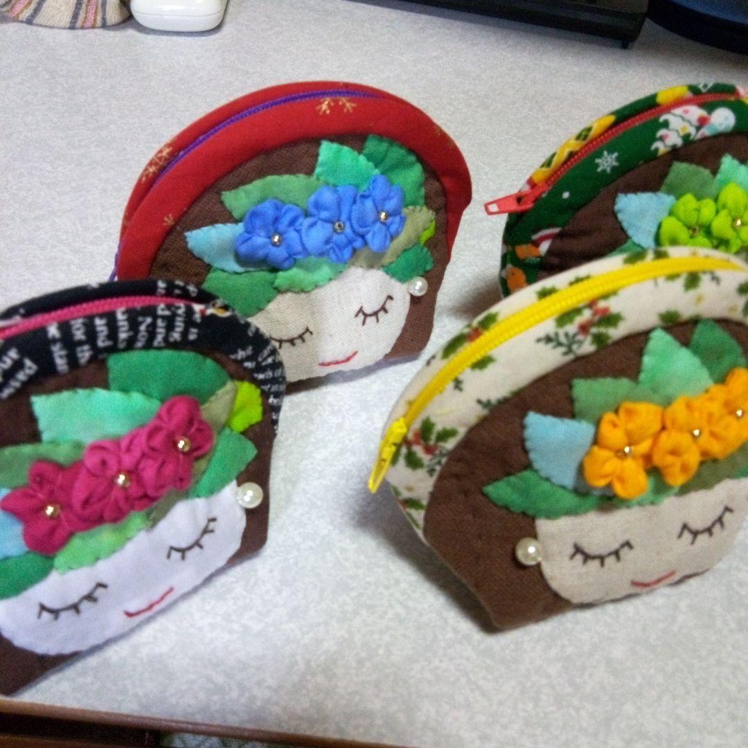 ハワイアンキルトクリスマスバージョンポーチ タラちゃんです。