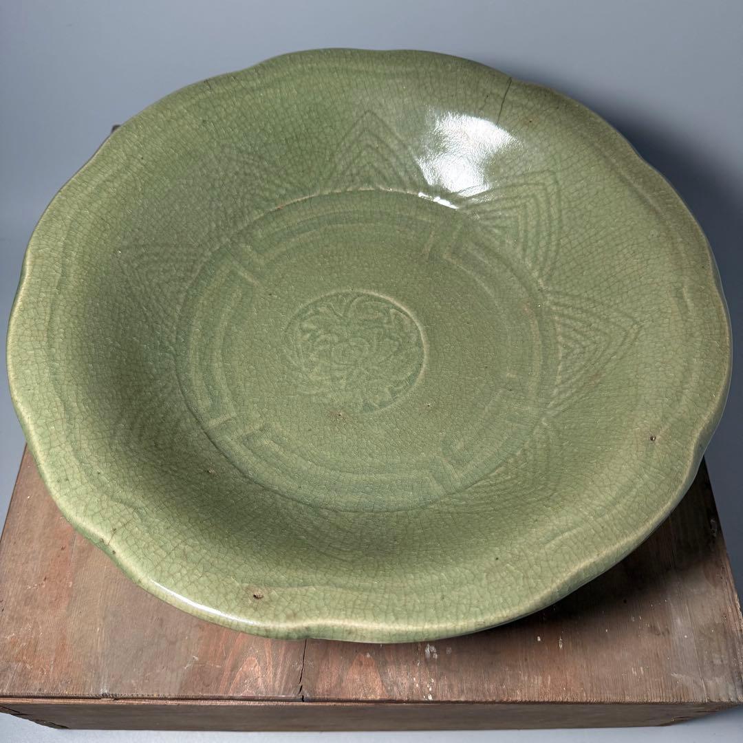 青磁陽刻大皿　盛期鍋島　共箱　1700年前後　美しい貫入　35.9cm　古波佐見