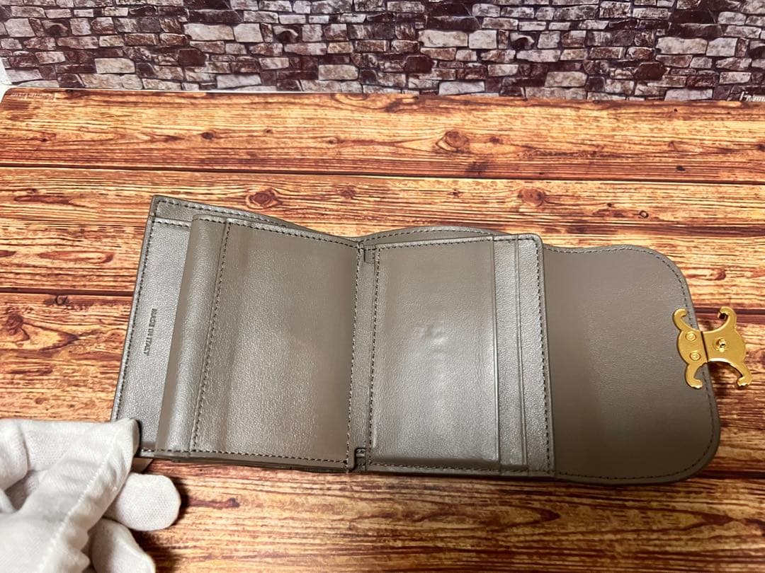 CELINEセリーヌ　トリオンフコンパクトウォレットPebble