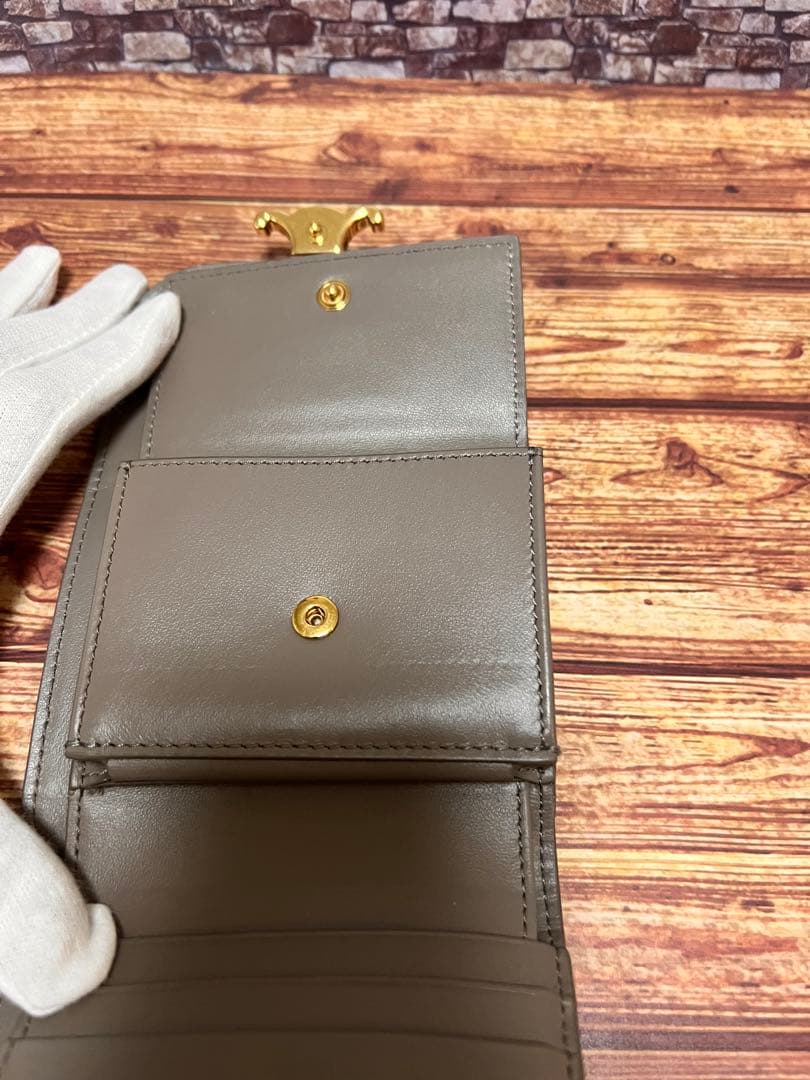 CELINEセリーヌ　トリオンフコンパクトウォレットPebble