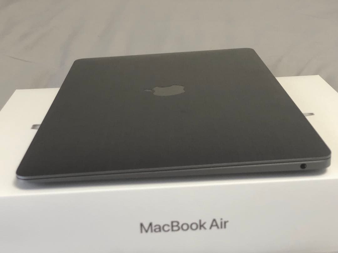アップル Macbook Air M1 2020 13インチ　(スキンシール付)