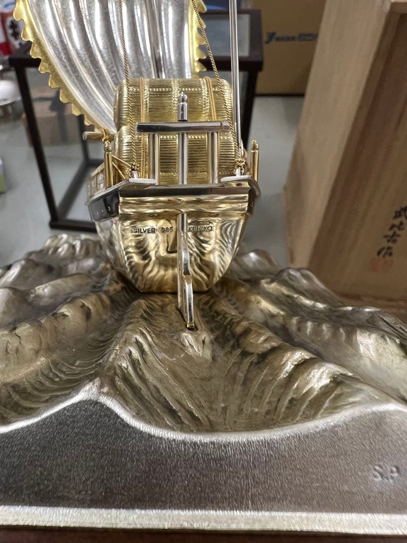 銀製　宝船　置物　ガラスケース付