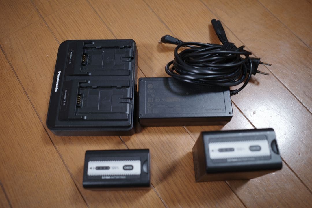 Panasonic AG-CX350 業務用ビデオカメラ バッテリー、充電器付