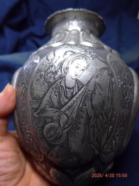 ヴィンテージ　銀製品。インドの細かな手彫りの高価な壺。物語が描かれています。