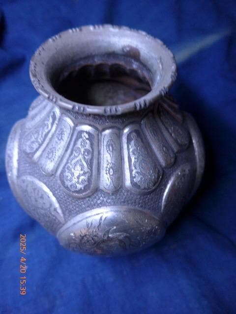 ヴィンテージ　銀製品。インドの細かな手彫りの高価な壺。物語が描かれています。