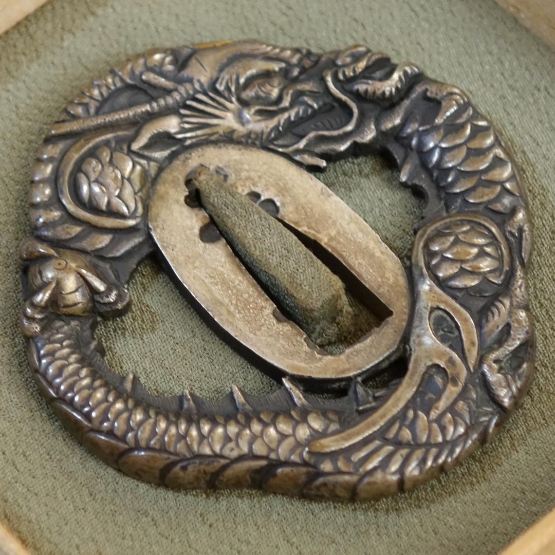 鍔 鐔 真鍮地 刀装具 武具 骨董【宝珠龍図透鍔】(鍔箱付き)