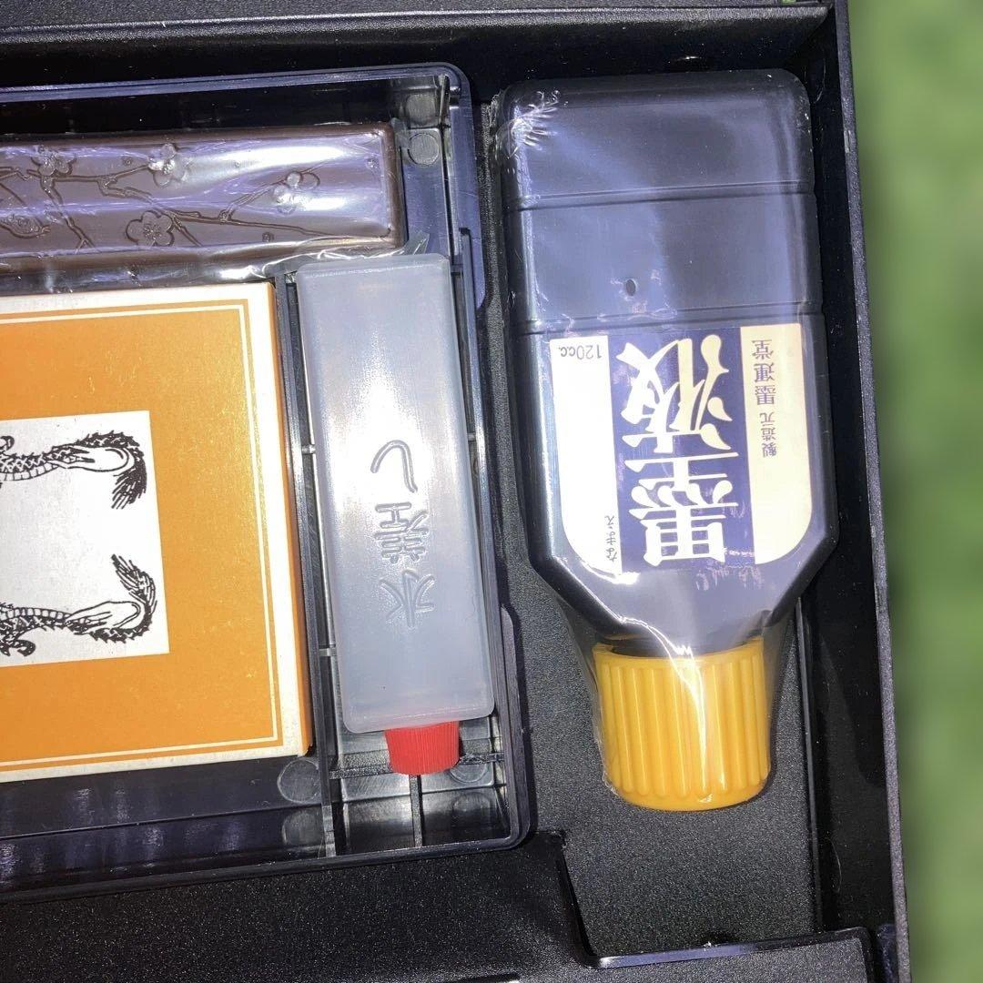 赤い格子模様の硯箱