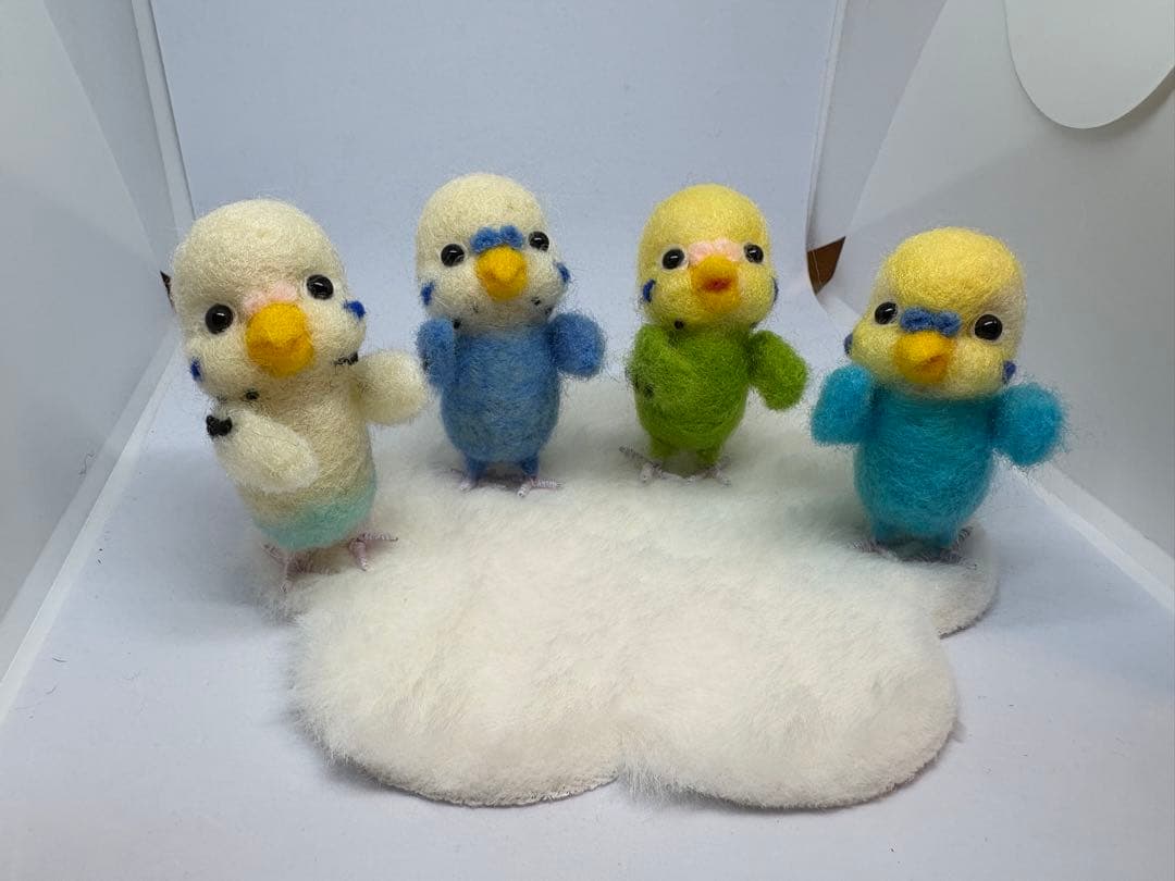 羊毛フェルト　ハンドメイド　クリスマスツリーにセキセイインコ