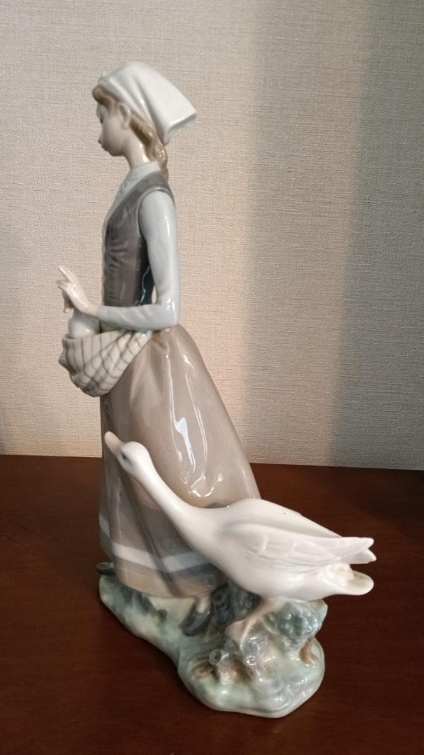 陶器の少女像 鶏と白鳥付き