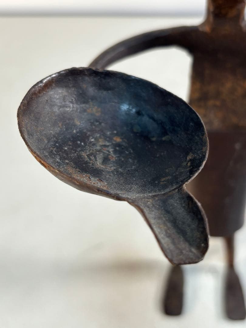 アンティーク 金属製人型キャンドルホルダー　盾と槍付き