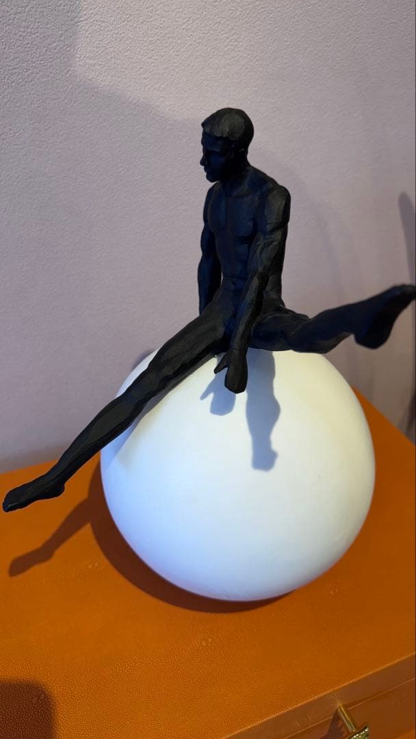 モダンアート 男性彫刻 球体の上に座る