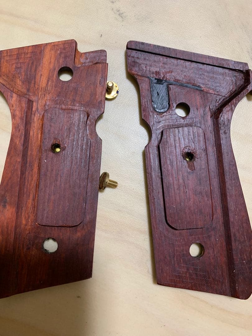 訳あり　新品ベレッタ m9用サムライエッジ木製、革グリップ