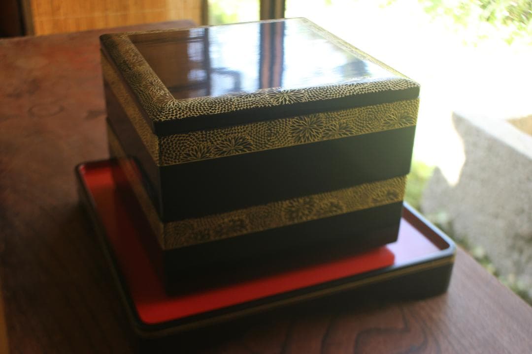 デッドストック！上質内朱黒漆に極上菊沈金の映える台付輪島塗二段重（検重箱お重