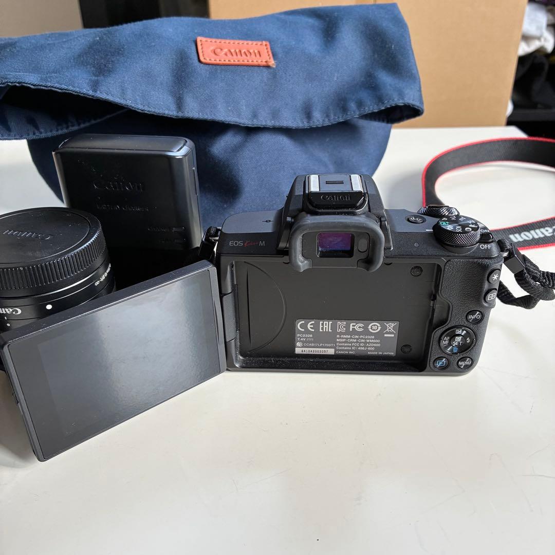 Canon EOS kiss M ミラーレス一眼レフ　レンズ2本・カメラバッグ付