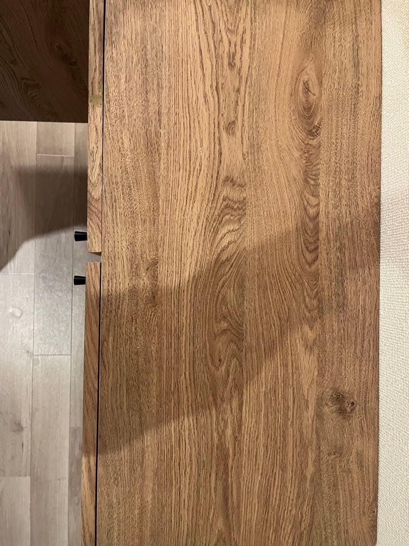 ラタン扉のモダンキャビネット