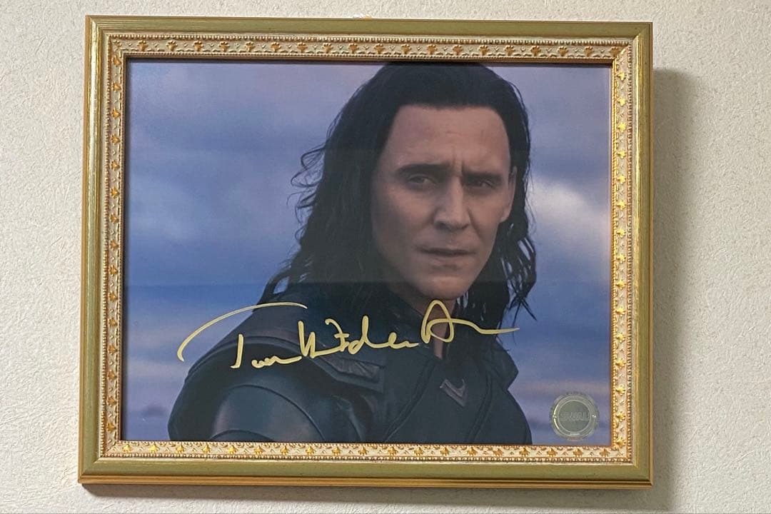 トム・ヒドルストン　直筆サイン