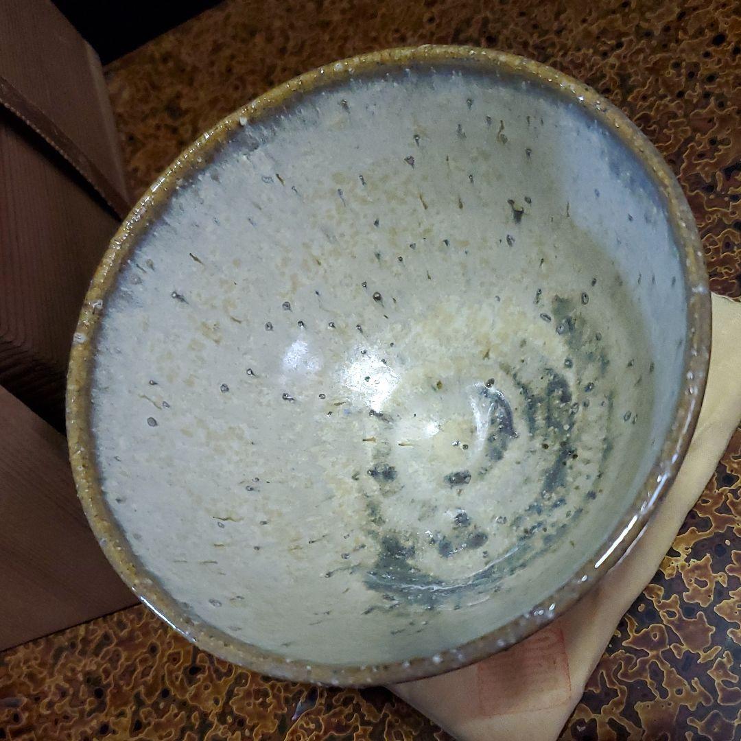 ２　信楽焼　御砂入雲上菊茶碗　中郷陶房　鈴木茂至匠　共箱　共布　栞　近江神宮