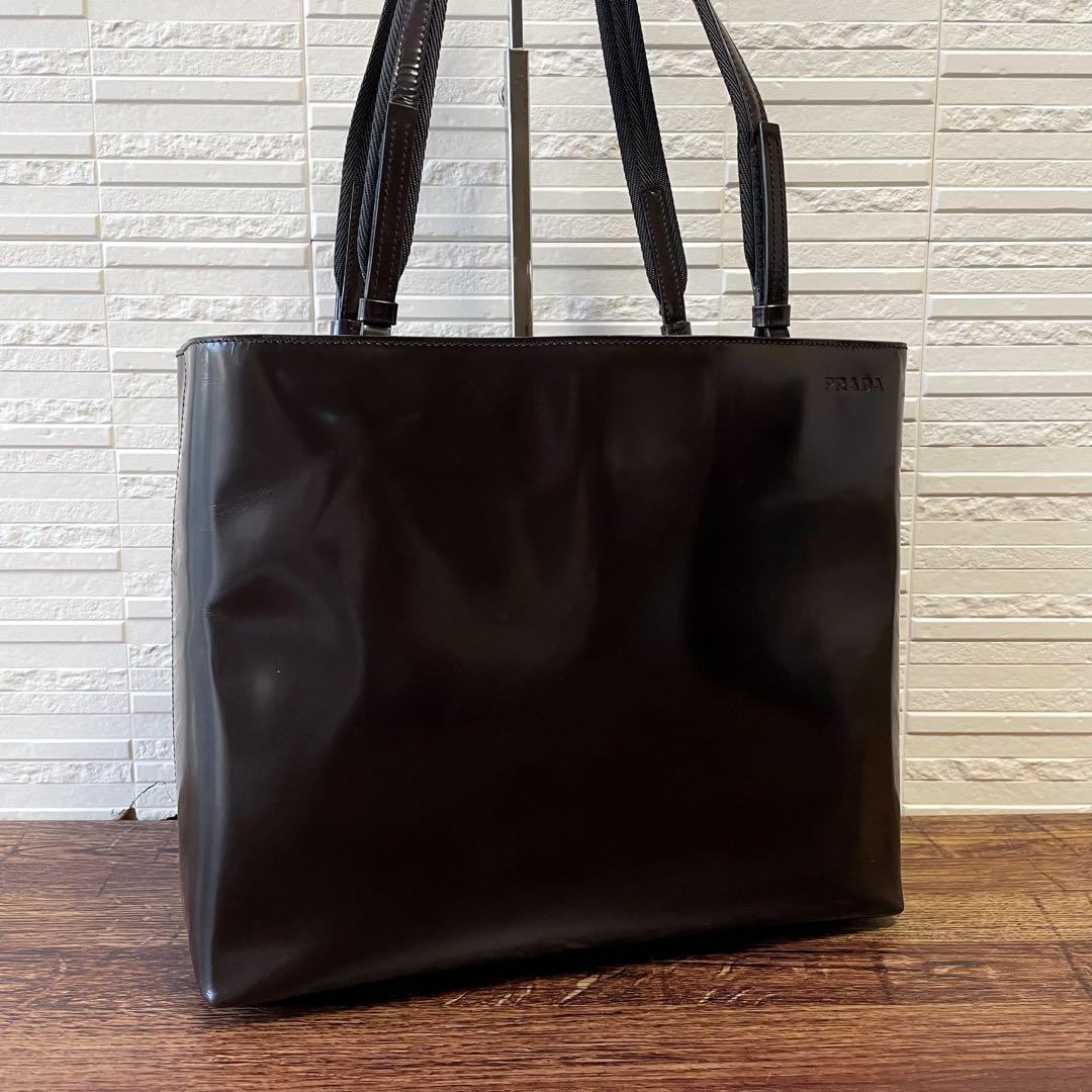 良品 プラダ エナメル パテントレザー ハンド バッグ ダークブラウン.