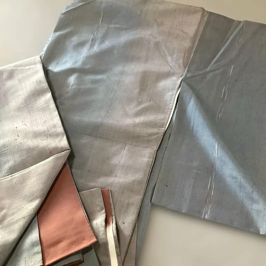 高級紬地　袷小紋　ブルーグレーからベージュへのグラデーション　高度な技術の縦筋