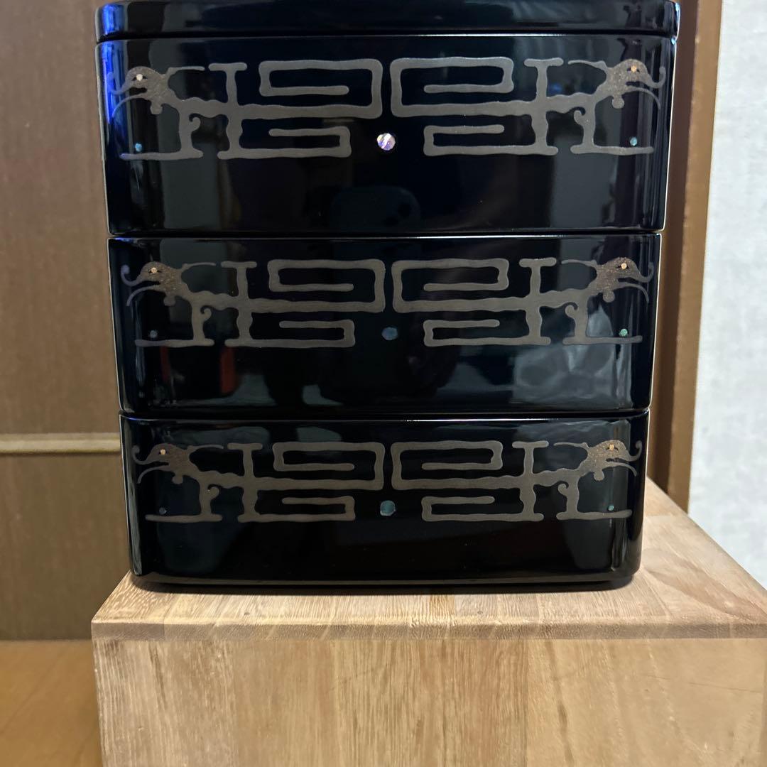 伝統的な輪島塗　黒漆の3段重箱と重台のセット