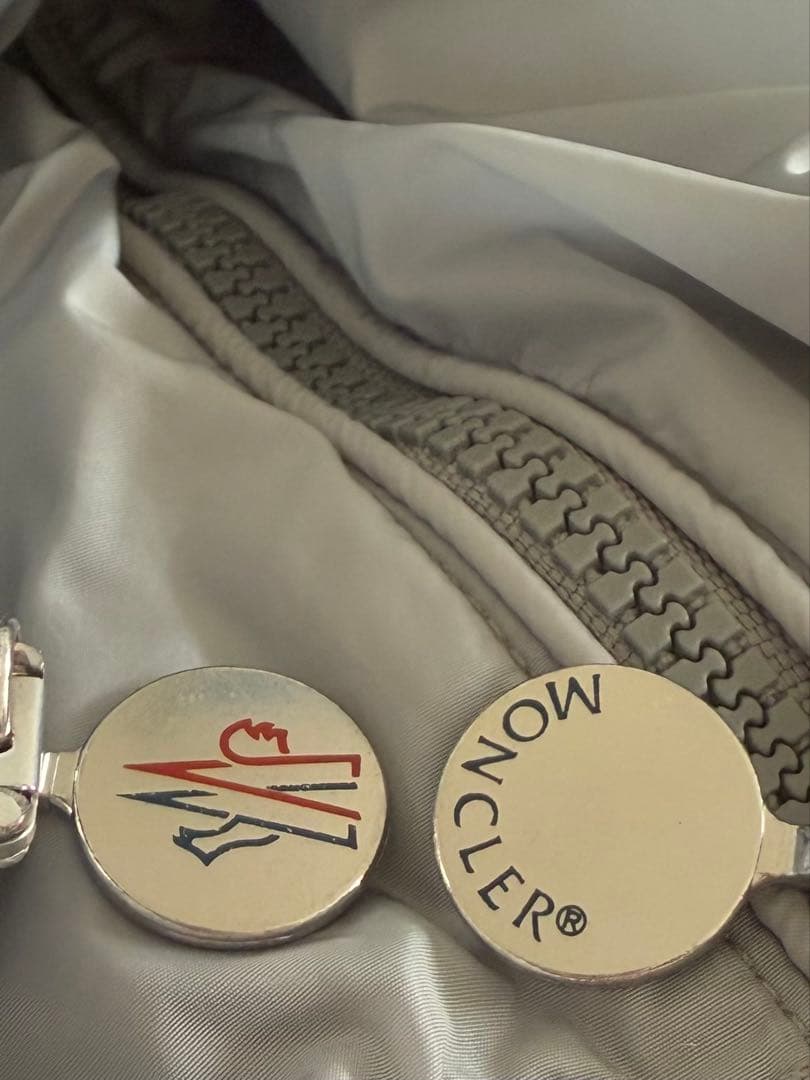 〈クリーニング済み〉モンクレール ナイロンジャケット フード付き ワッペン有り