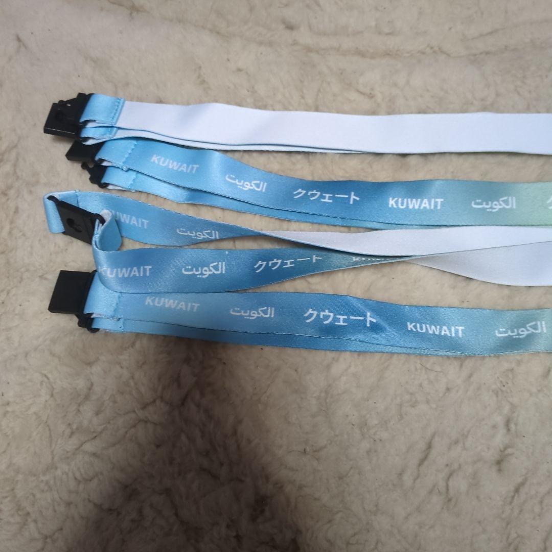 クウェート 万博限定 ピンバッチ2つと 大人気の首からかけるストラップ4本