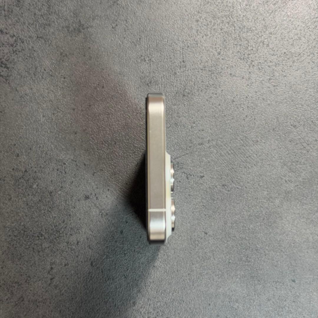 Apple iPhone 15 Pro 256GB ホワイトチタニウム　本体