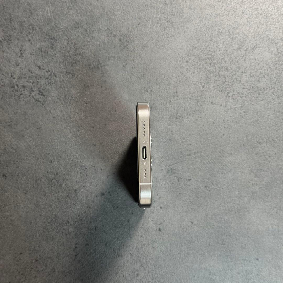 Apple iPhone 15 Pro 256GB ホワイトチタニウム　本体