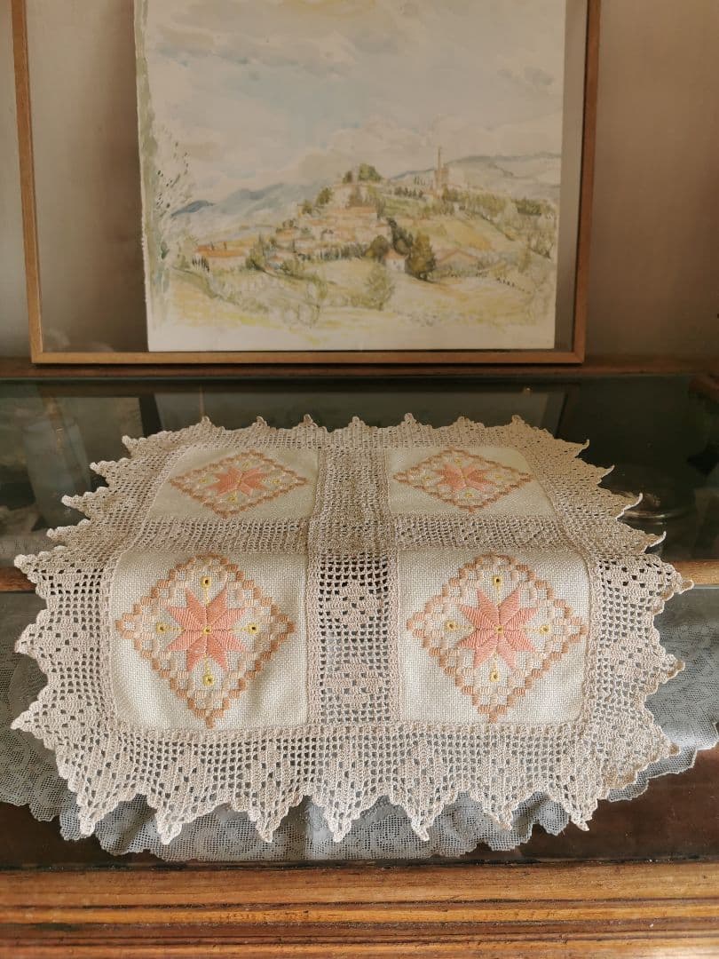 アンティーク北欧 コーラルピンクハーダンガー刺繍＆ベージュクロシェ編リネンクロス