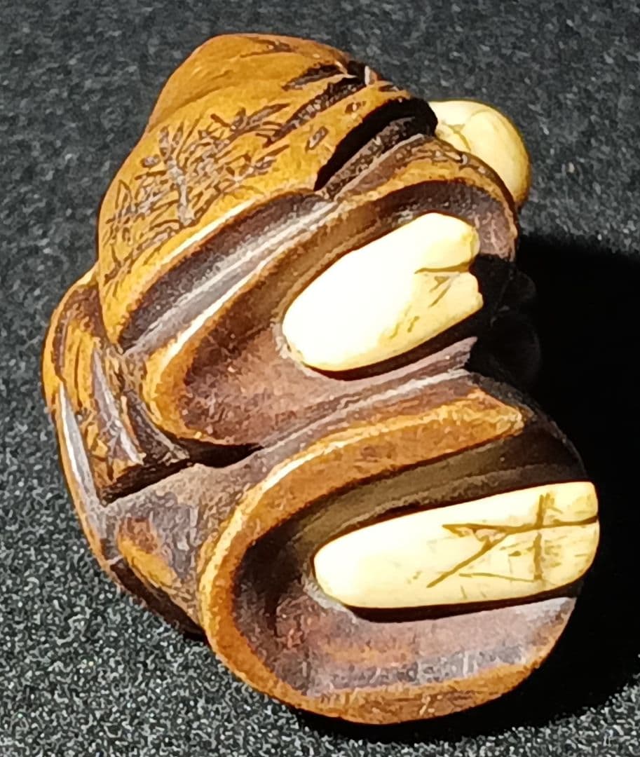 柘植彫 鯨歯 象嵌 「舌出し 三番叟」 からくり 根付 珍品