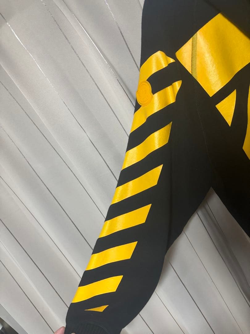 モンクレール　オフホワイトパーカー