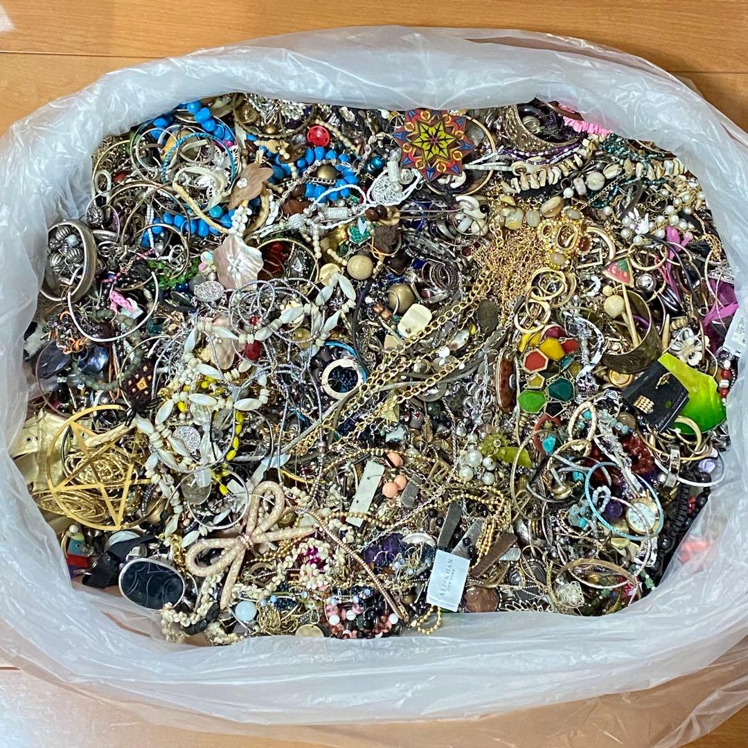 大量　まとめ売り　ジャンク　未選別　アクセサリー色々⑥　約9.1㎏　ネックレス他