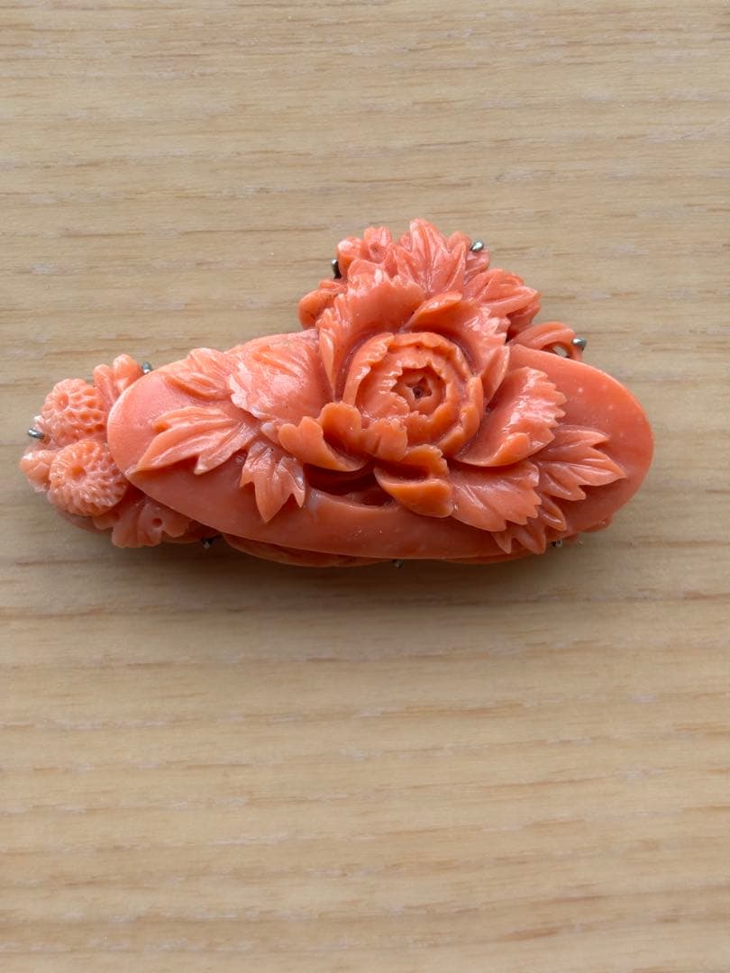 アンティーク　赤サンゴ　本珊瑚　牡丹の花の彫刻　帯留め　19g