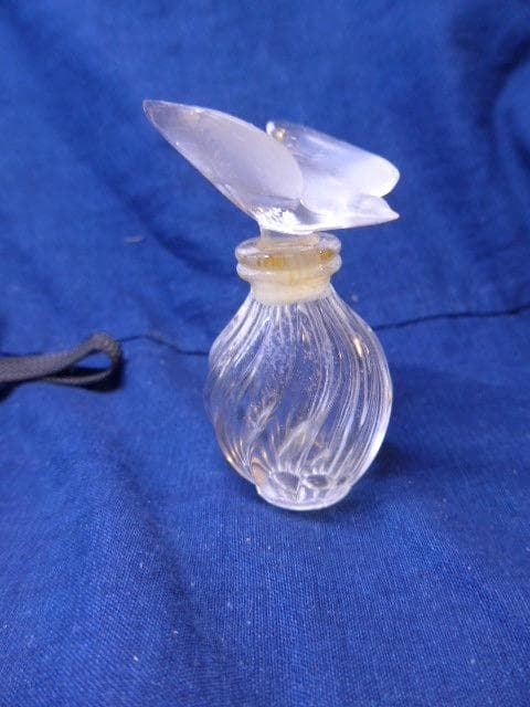 ヴィンテージです。ニナリッチのラリックの香水瓶です。鳥がイメージです