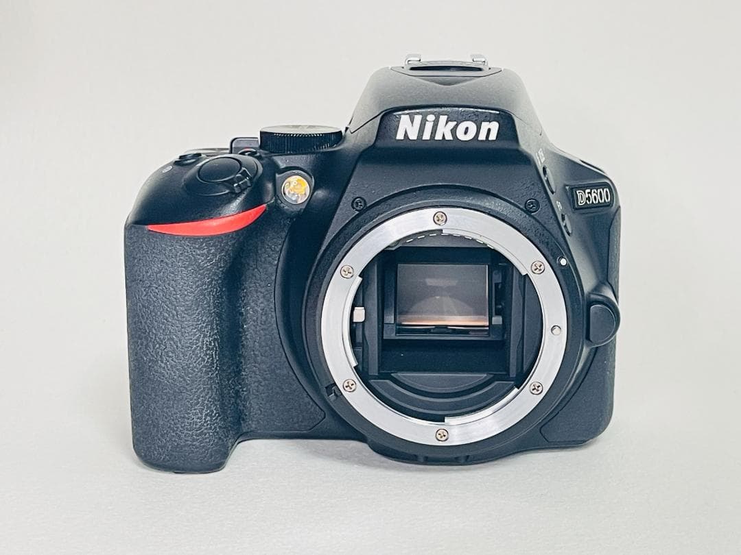 Nikon D5600 ☆Wi-Fi内蔵 ☆高性能一眼レフ☆自撮り可能☆ ニコン