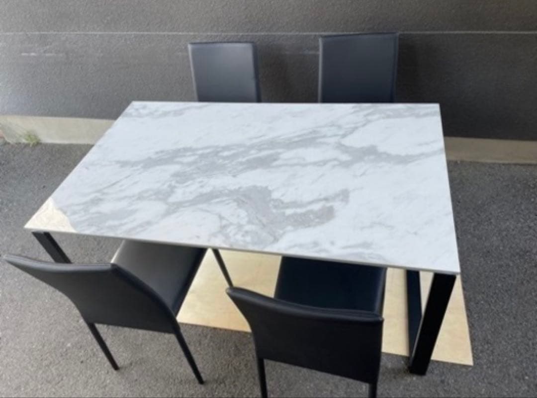 【ぷりん】ニトリ　ダイニングテーブル 大理石風ガラス(幅150cm)