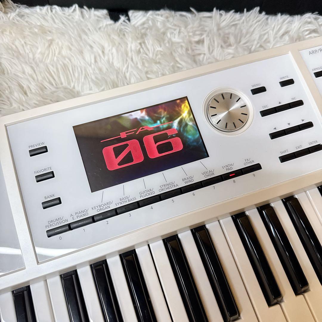 ROLAND FA-06-SC 限定カラー ホワイト シンセサイザー ペダル付き