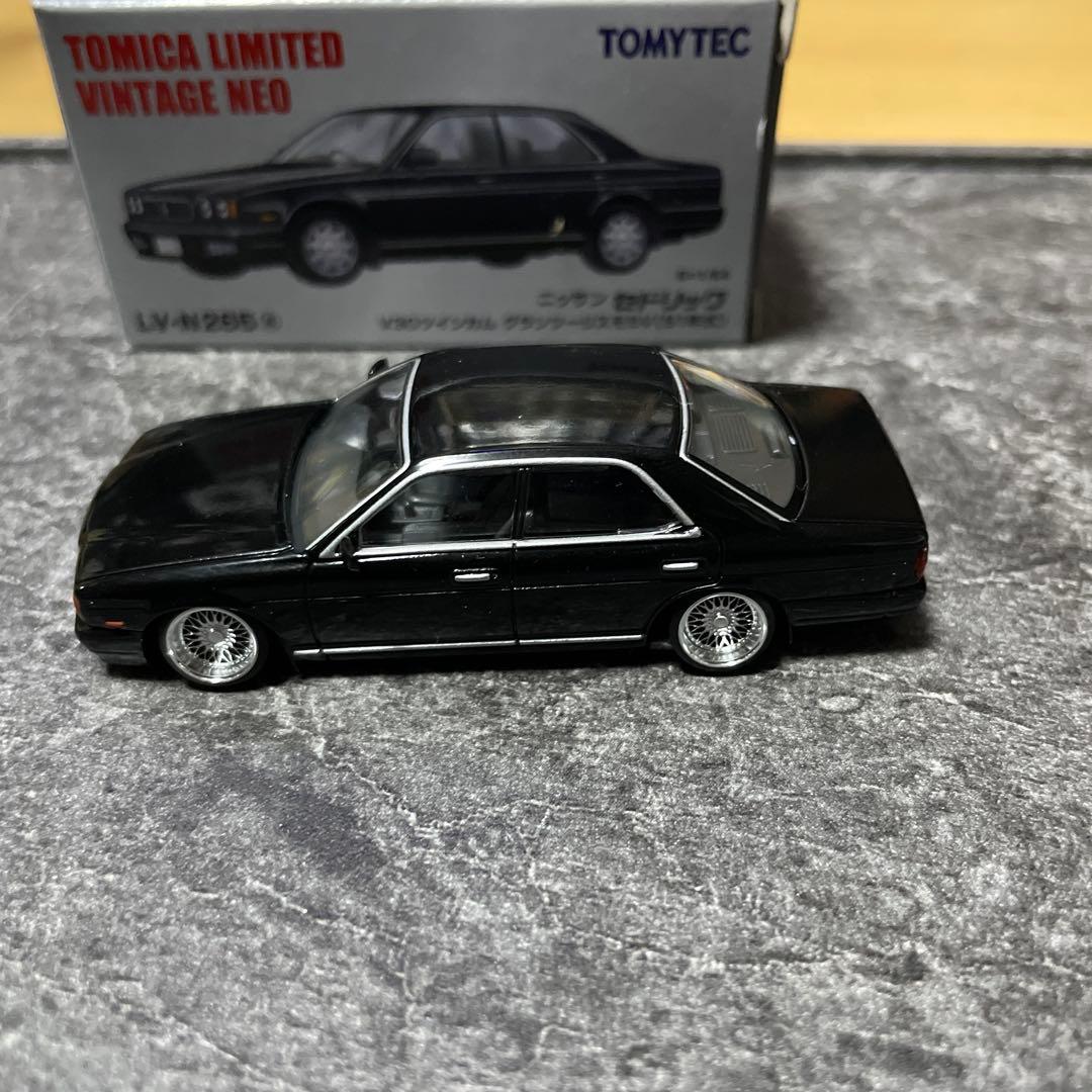 トミカリミテッド　セドリック　ミニカー