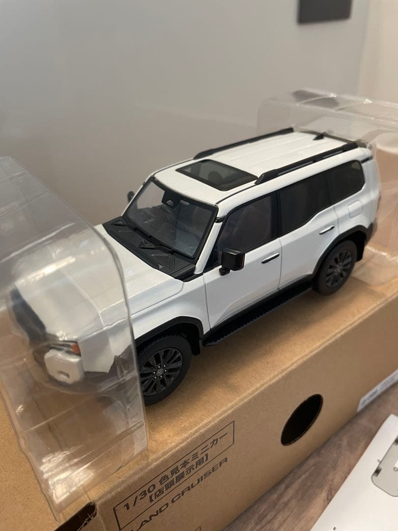 角目 プラチナホワイトパールマイカ ランクル250 色見本1/30(非売品)