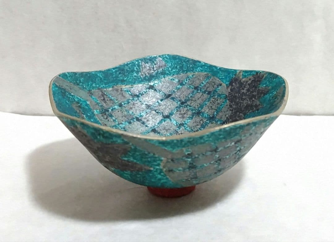 色絵金銀彩輪花酒盃 (前田正博)