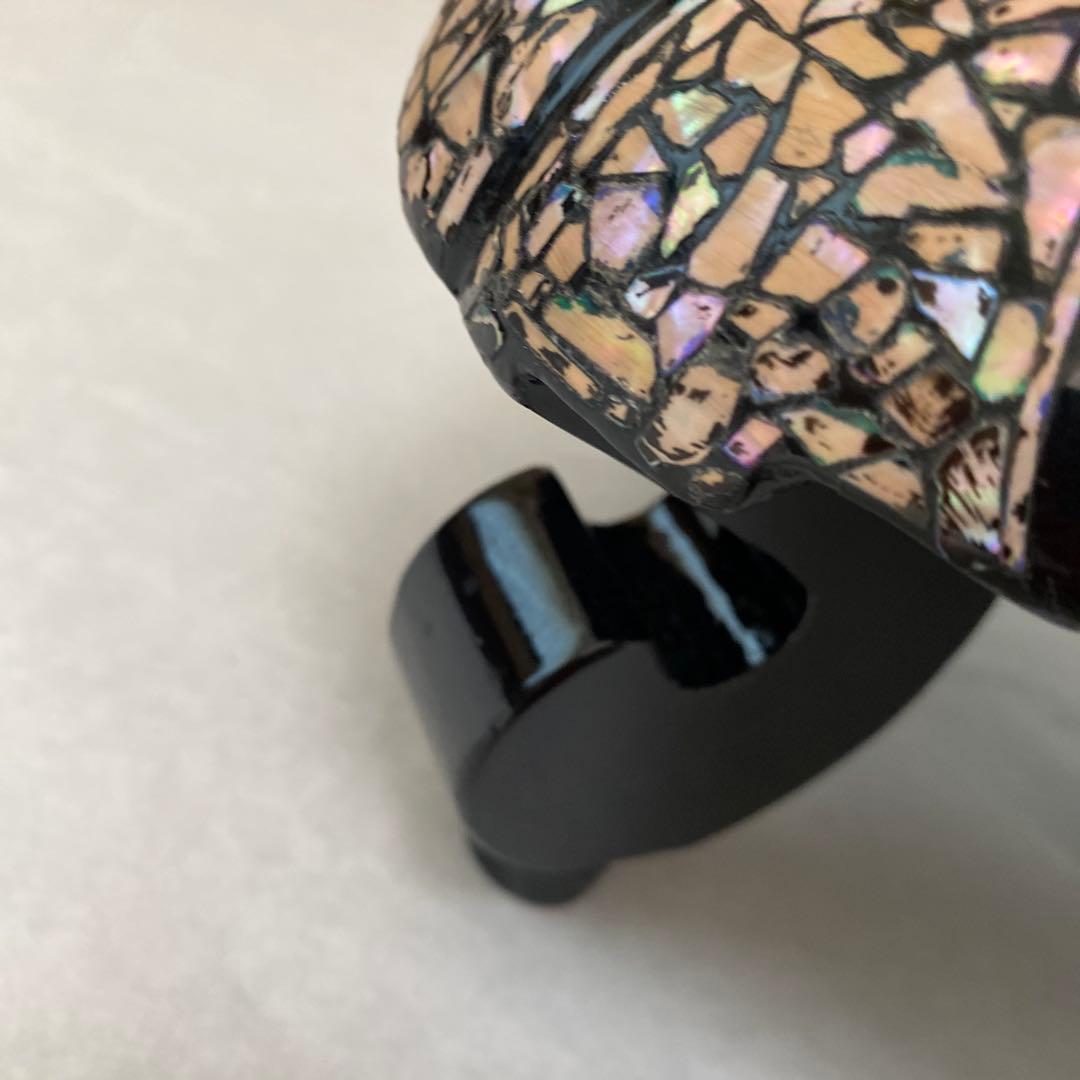 どっしりたとした台　孔雀貝模様