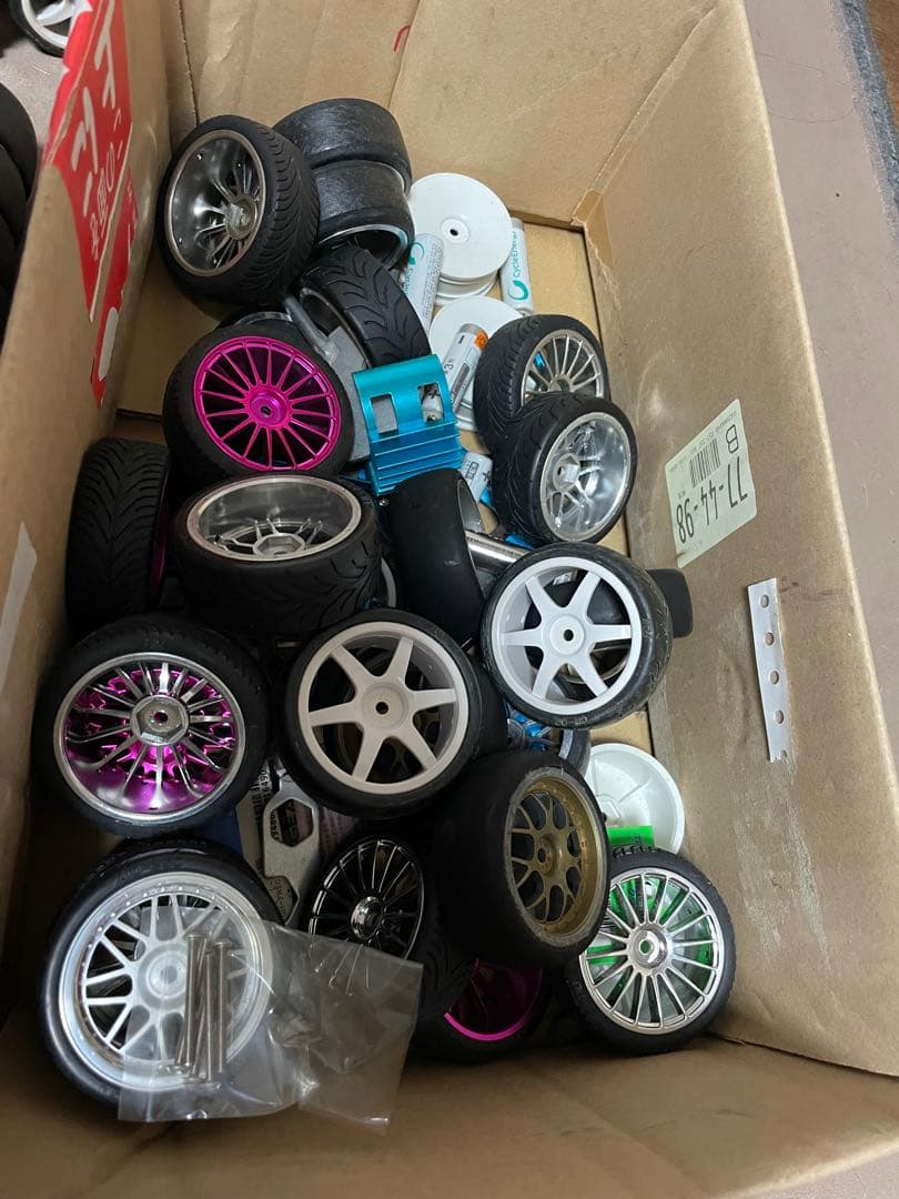 ラジコンカーとホイールセット