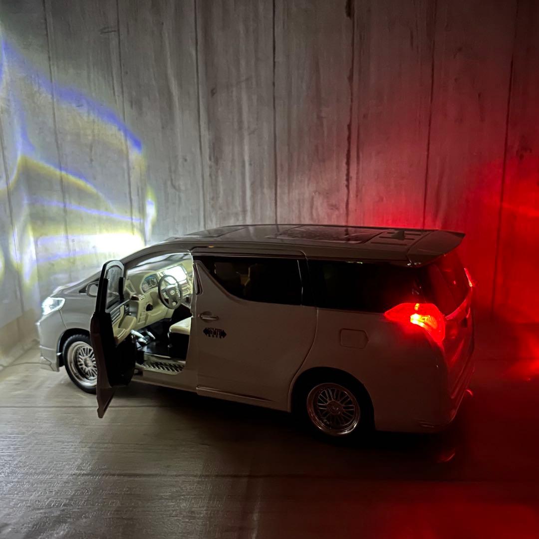 1/18 トヨタ アルファード ホワイト 電動ドア付き　ダイキャスト　ミニカー