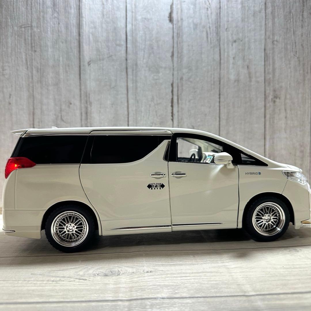 1/18 トヨタ アルファード ホワイト 電動ドア付き　ダイキャスト　ミニカー