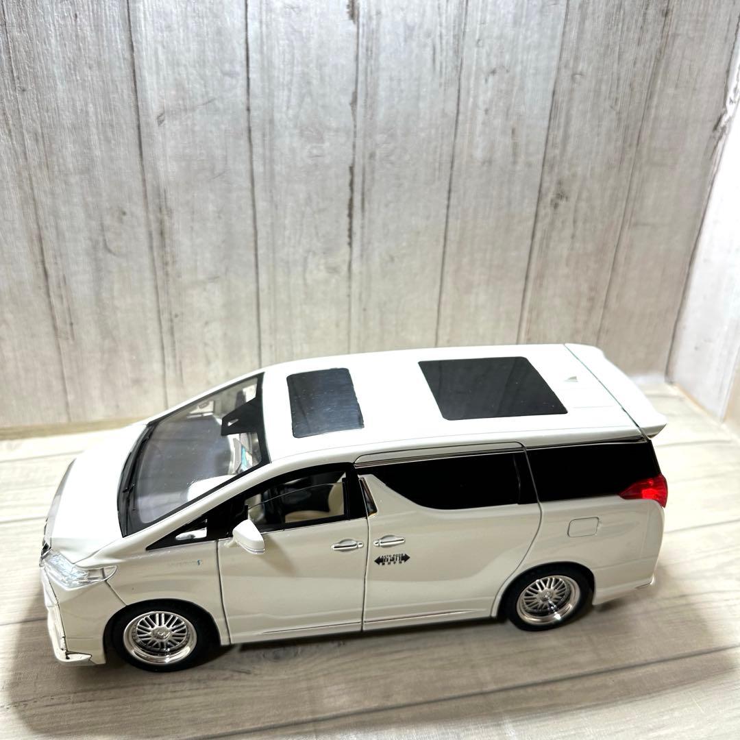 1/18 トヨタ アルファード ホワイト 電動ドア付き　ダイキャスト　ミニカー