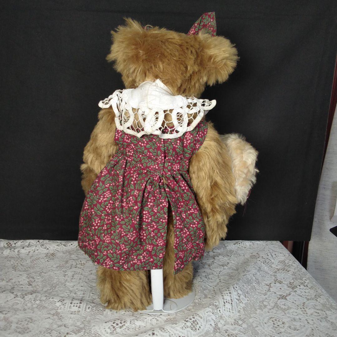 花柄ドレスの茶色いぬいぐるみ