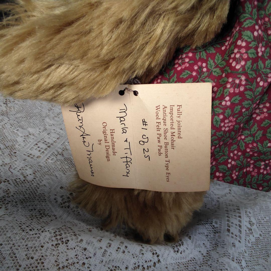 花柄ドレスの茶色いぬいぐるみ