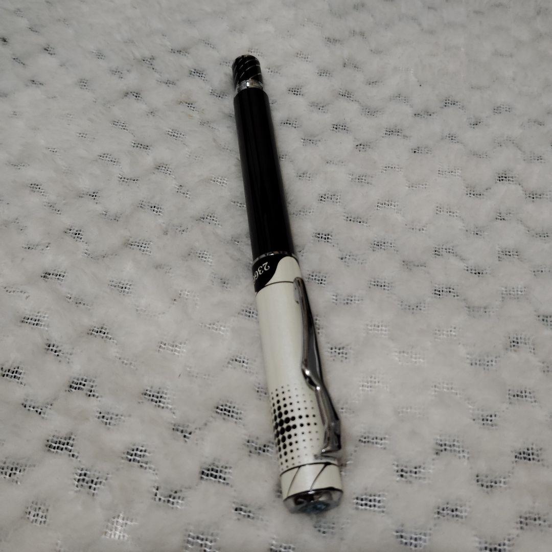 万年筆 黒と白のツートンデザイン